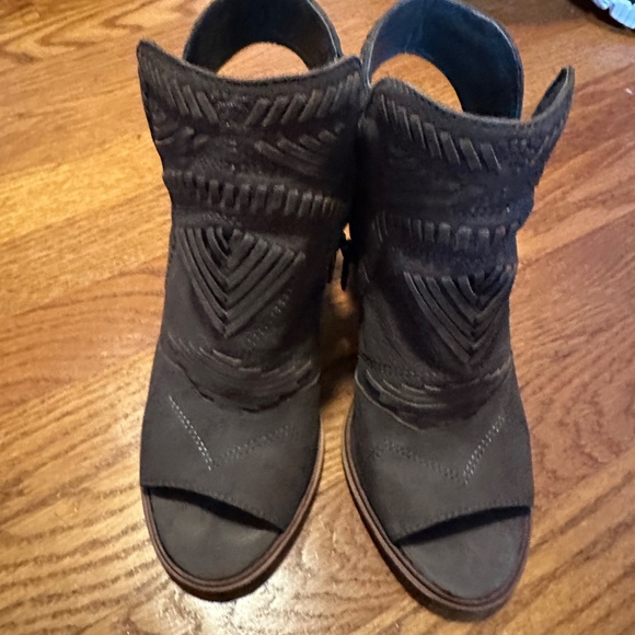 Leather Patterned Healed Sandals - Picture 7 of 7